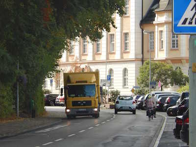 Ort Montabaur Bahnhofstrasse mit Autos
