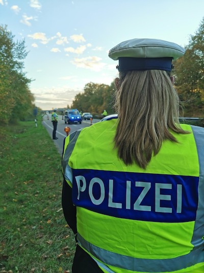 Symbol Polizei Kontrolle Landstraße Frau