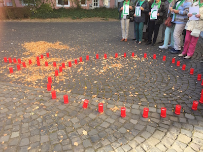 Hachenburg: Kerzen leuchten den Brustkrebsmonat Oktober ein 