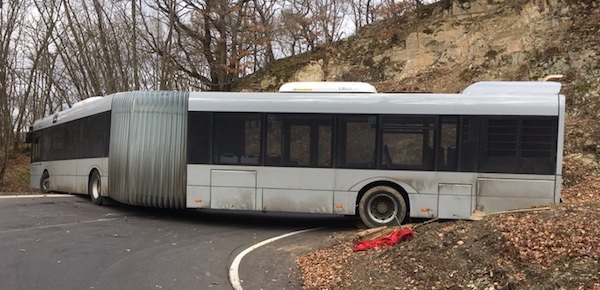 20170303 pol pdmt gelenkbus faehrt sich fest 2