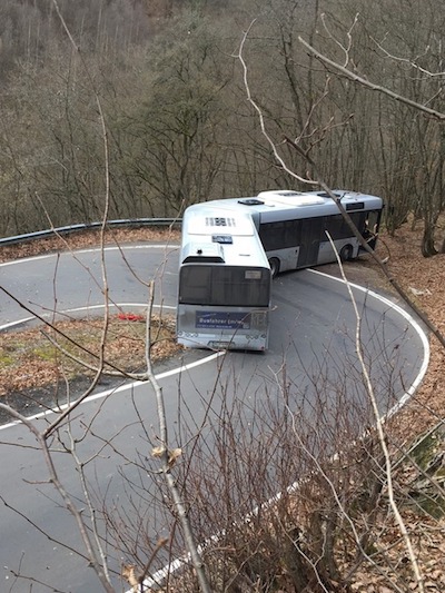 20170303 pol pdmt gelenkbus faehrt sich fest