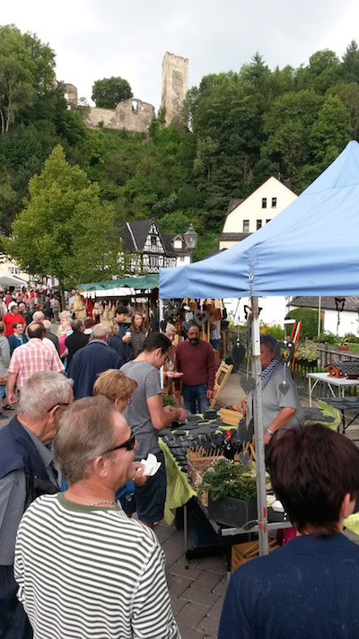 20170823 Besucher mit Burg web