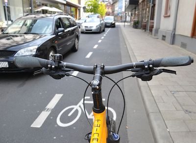 Symbol Fahrrad auf Radweg aus Sicht des Fahrers