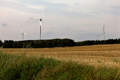 Symbol Feld vor Windradern