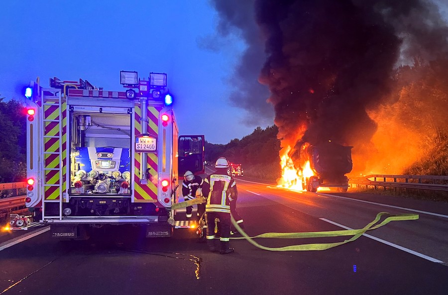 Feuerwehr LKW Brand Autobahn