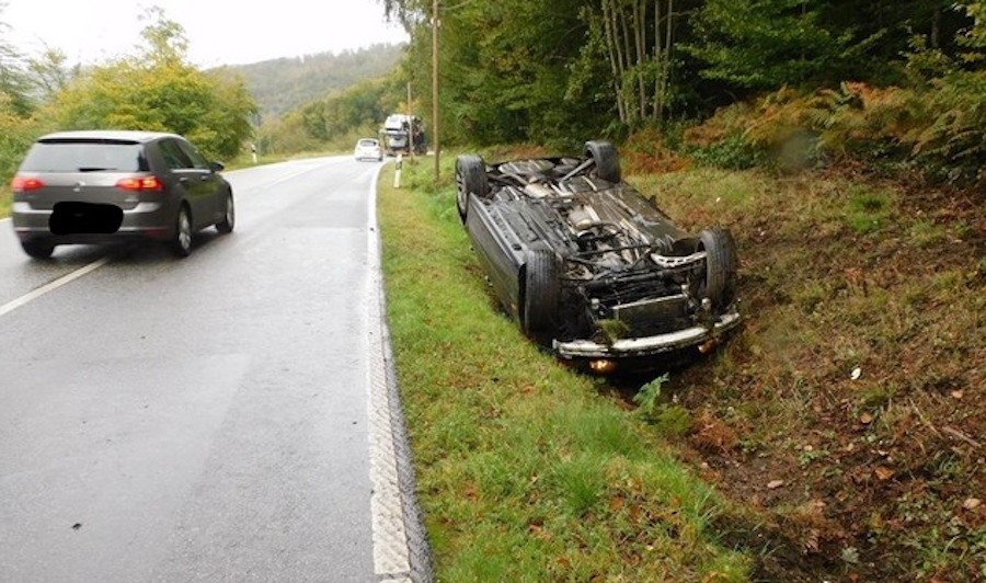Verkehr Unfall PKW Dach Wald Herbst