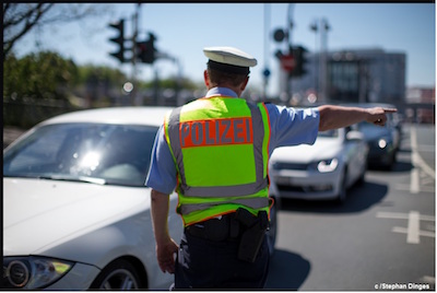 20190522 Polizist zeigt Richtung