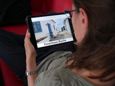 Symbol Frau mit Tablet Ferienhaus Suche