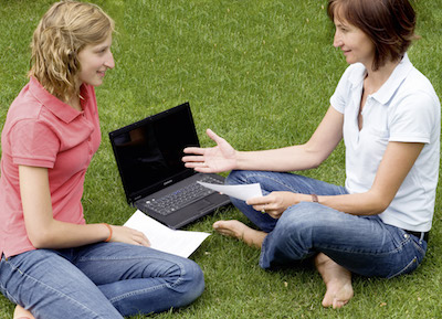 Symbol Frauen mit Laptop auf Wiese