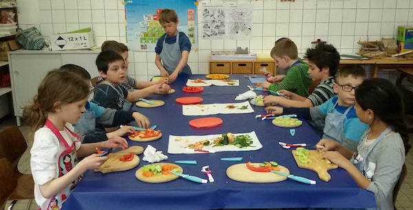 Symbol Kinder kochen Schule