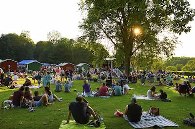 Symbol Kultur Burggarten Hachenburg Menschen Konzert