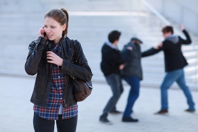 Symbol Polizei Frau Telefon Angriff Zivilcourage