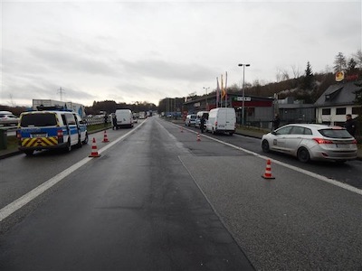 Symbol Polizei Kontrolle Gasse B9 Tag