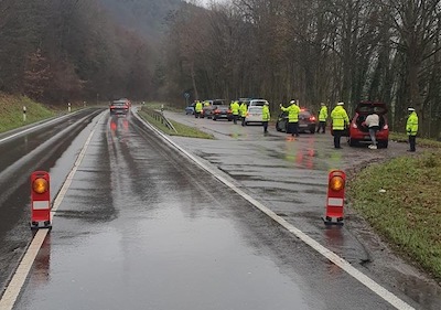 Symbol Polizei Kontrollstelle Tag Herbst Landstraße