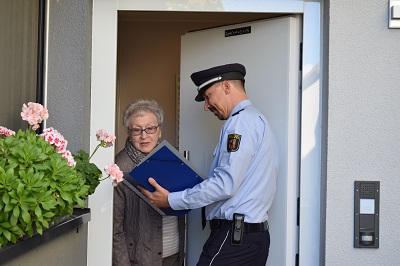 Symbol Polizist berät an Haustuer