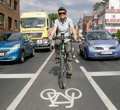 Symbol Radfahrerin Schutzstreifen LM