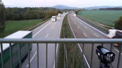 Symbol Verkehr Blitzer auf Bruecke