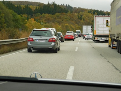 Symbol Verkehr Stau Rettungsgasse